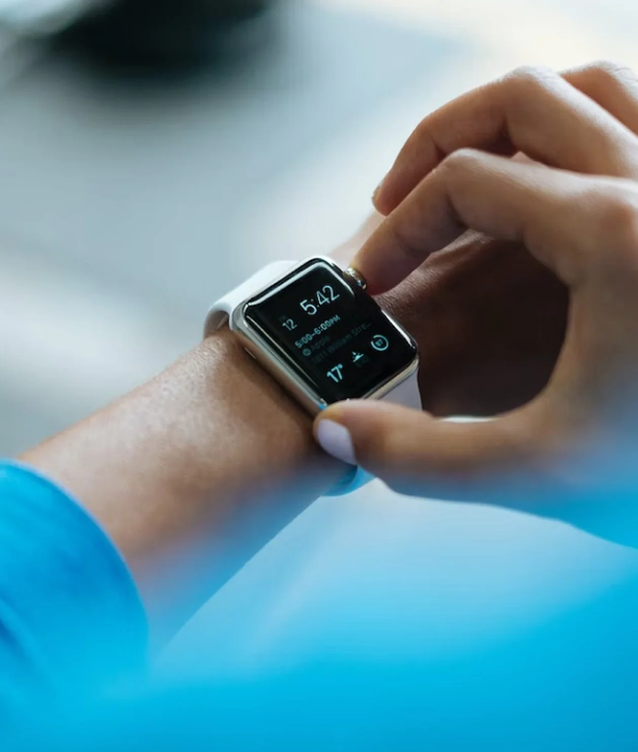 Persona usando un reloj inteligente