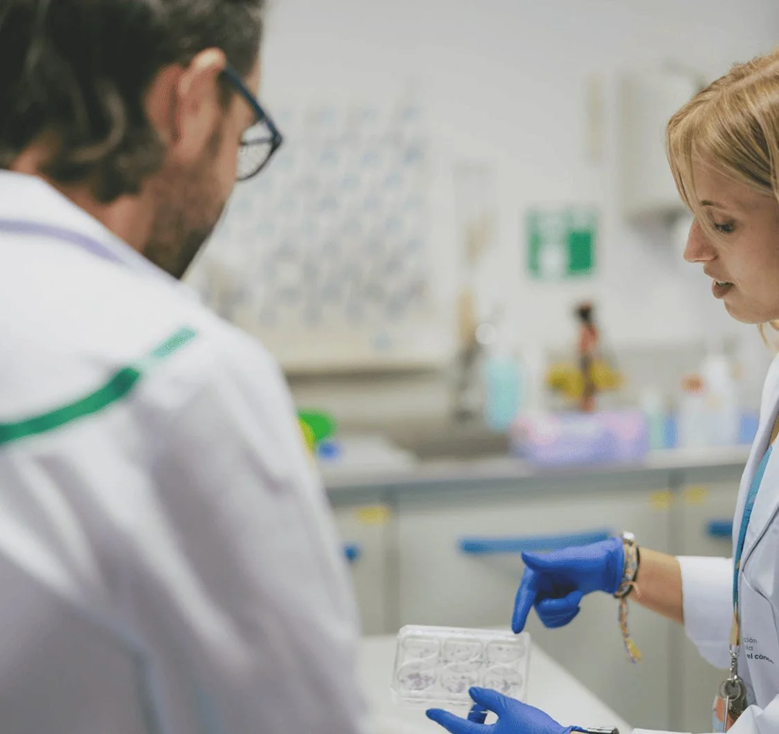 Dos personas en un laboratorio