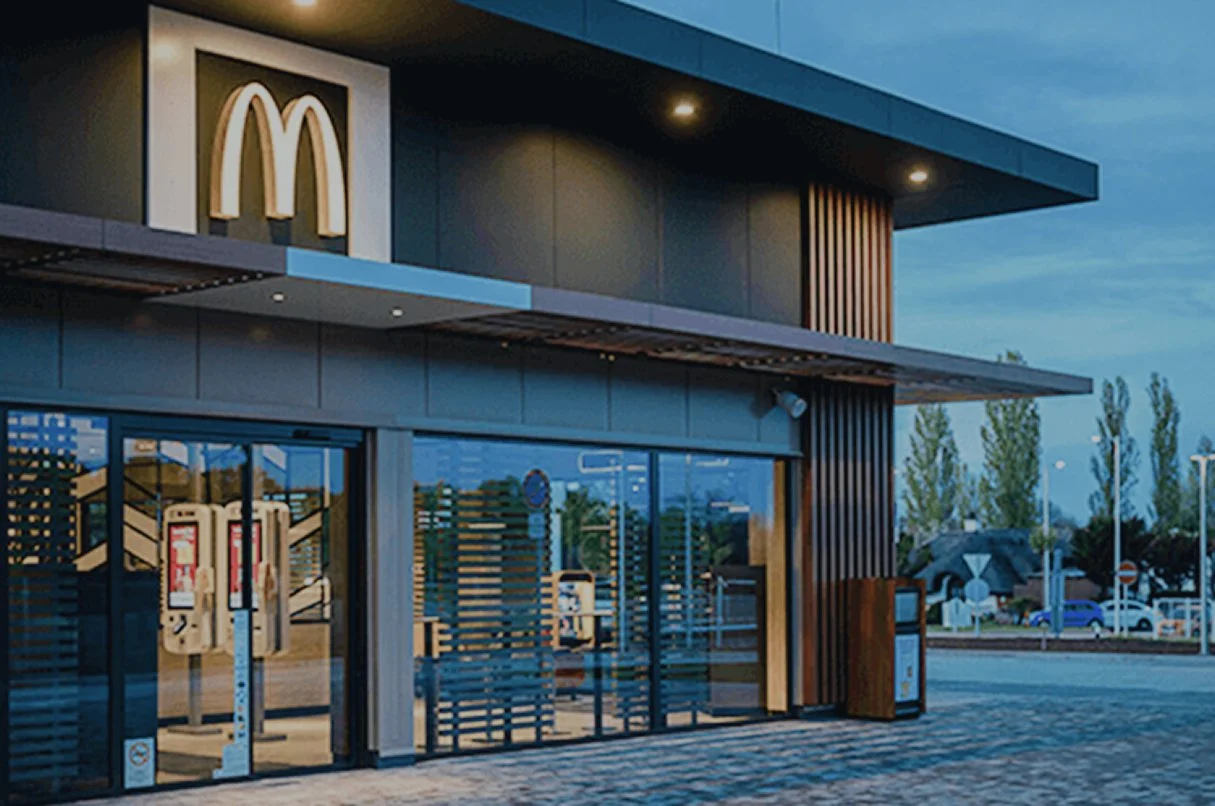 Fachada de un restaurante McDonald's