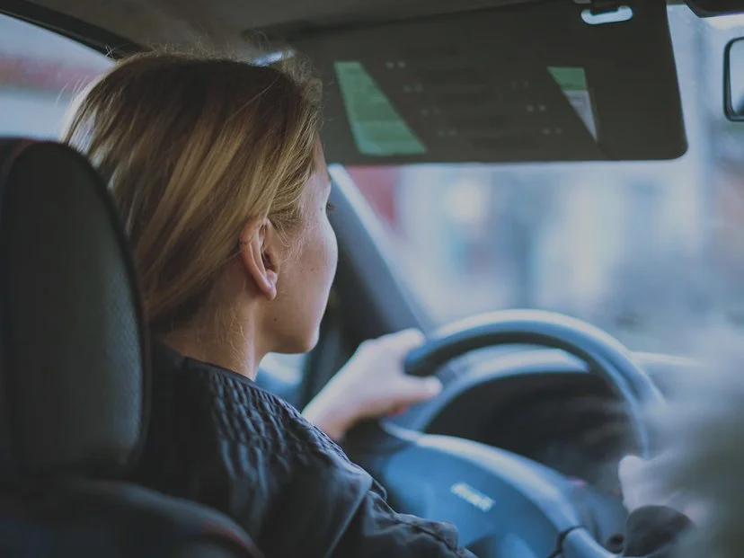 Mujer conduciendo hacia el McAuto