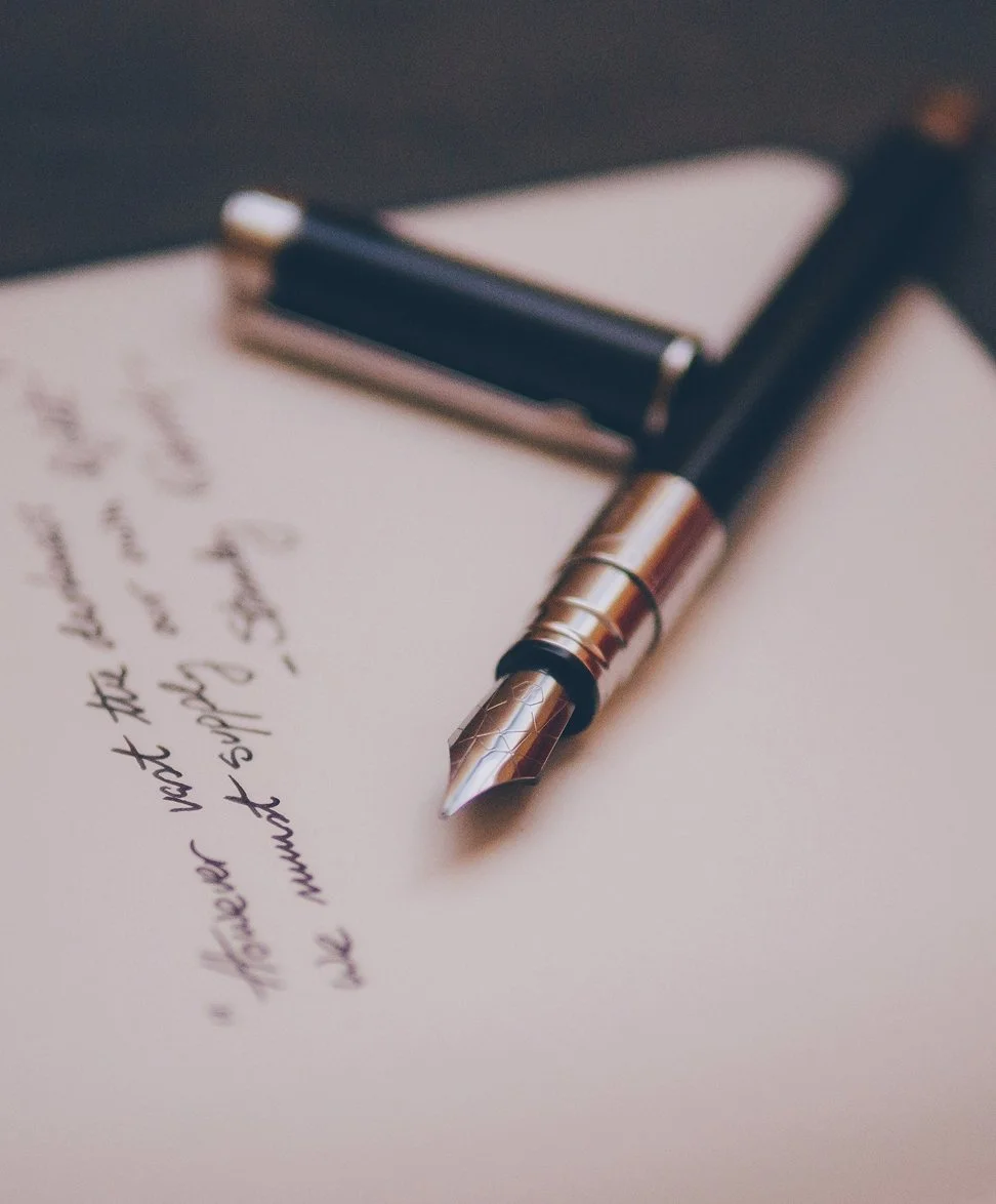 Pluma estilográfica sobre un documento