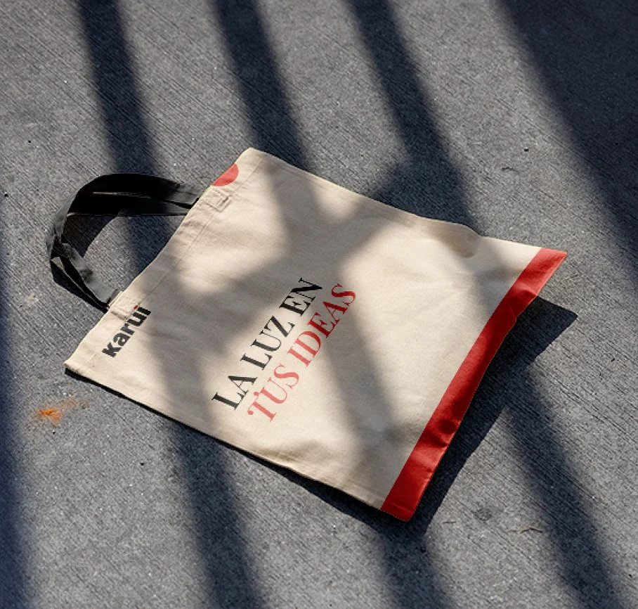 Bolsa de tela con la identidad de Karui