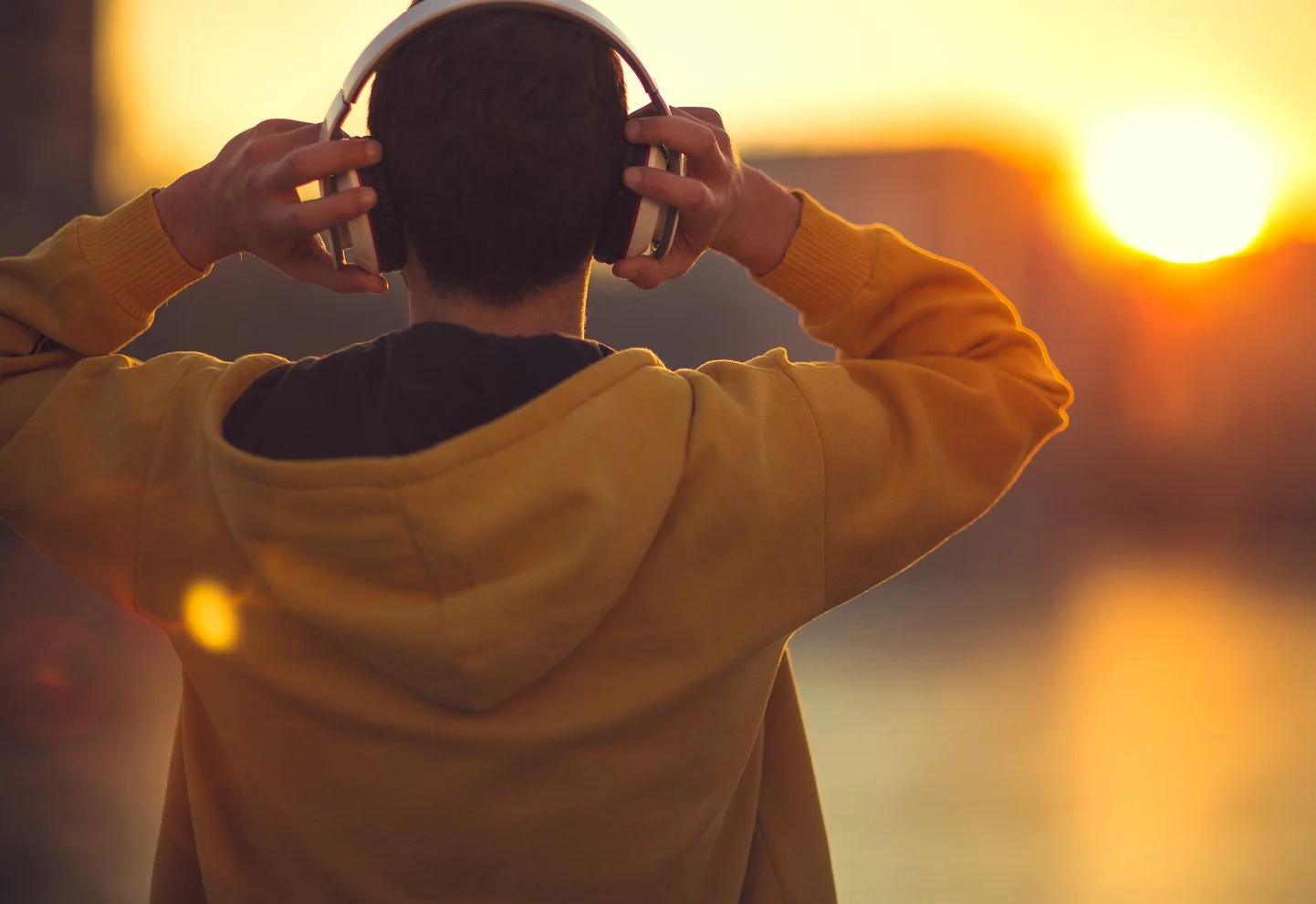 Joven con auriculares disfrutando de contenido